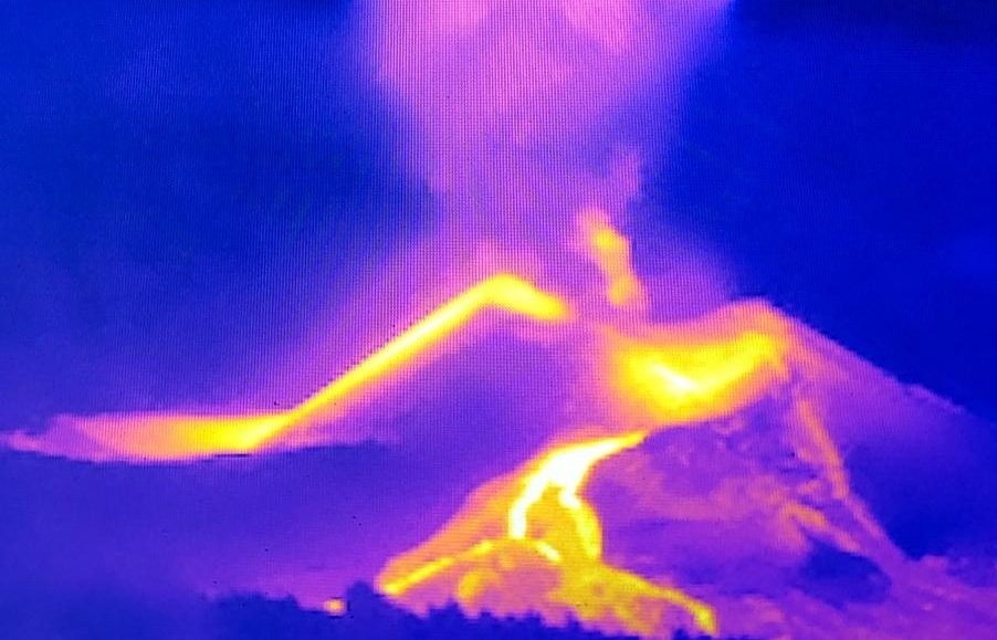 La lava que alimenta la colada de La Laguna fluye a 1.300 metros por hora