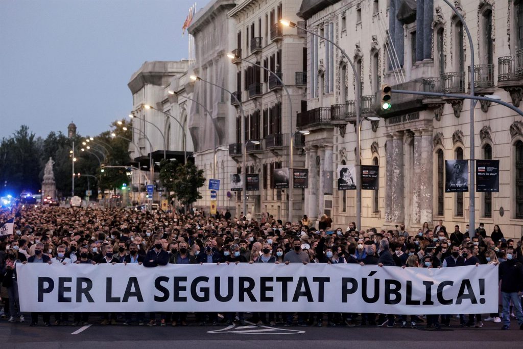 2.000 policías protestan en Barcelona por agresiones y exigen respeto