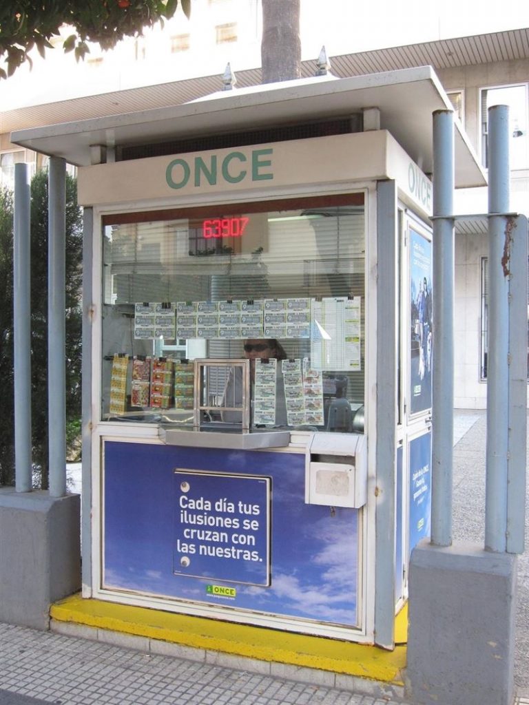 Este establecimiento autorizado que comercializa las loterías responsables de la ONCE ha vendido también otros dos cupones premiados con las cinco cifras
