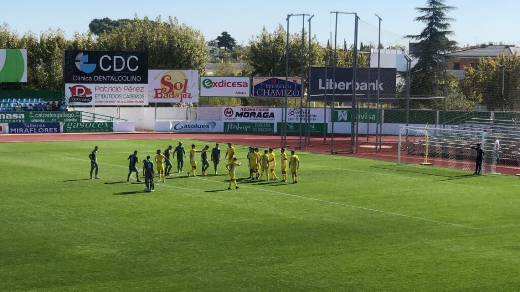 La UD San Fernando cede en el tramo final de su visita al Villanovense (2-0) 
