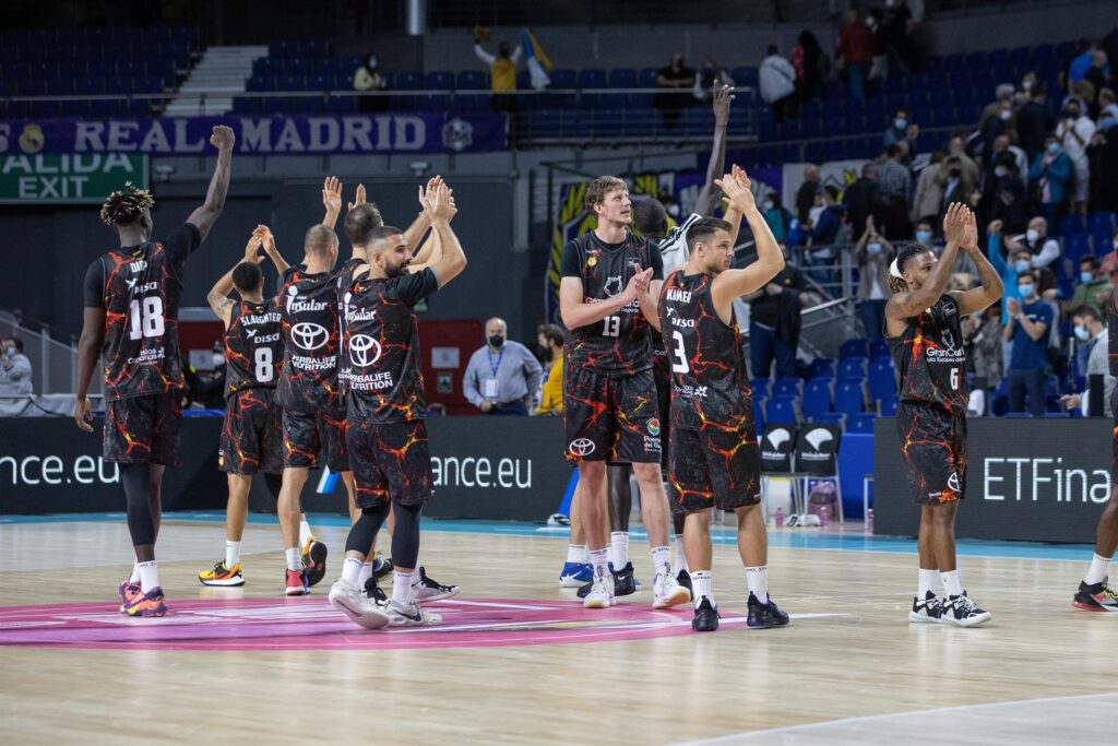 Pustovyi y Ennis lideran al Granca en la primera derrota del Madrid (70-75)