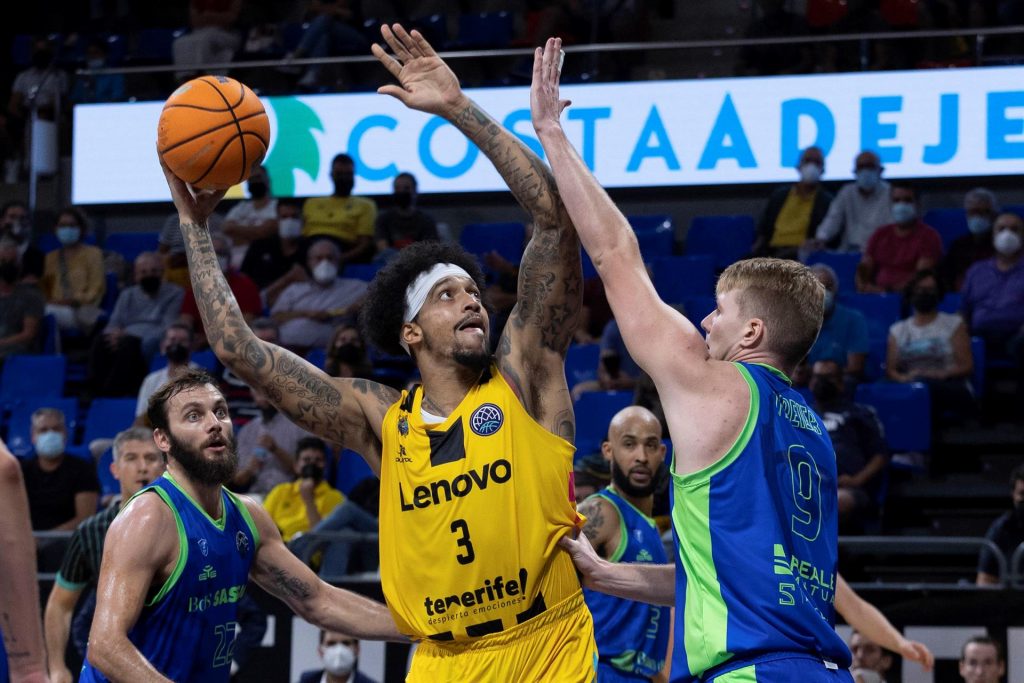 El Lenovo Tenerife resuelve ante el Sassari sardo y continúa invicto en la Liga de Campeones FIBA (87-60)