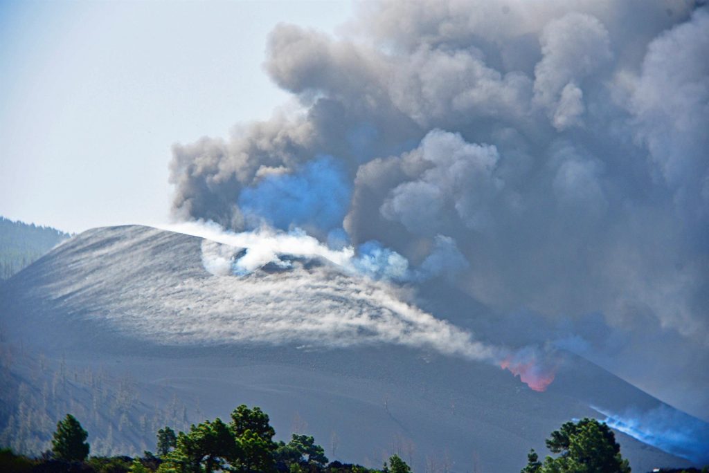 La erupción en La Palma sigue alternando fases explosivas y efusivas