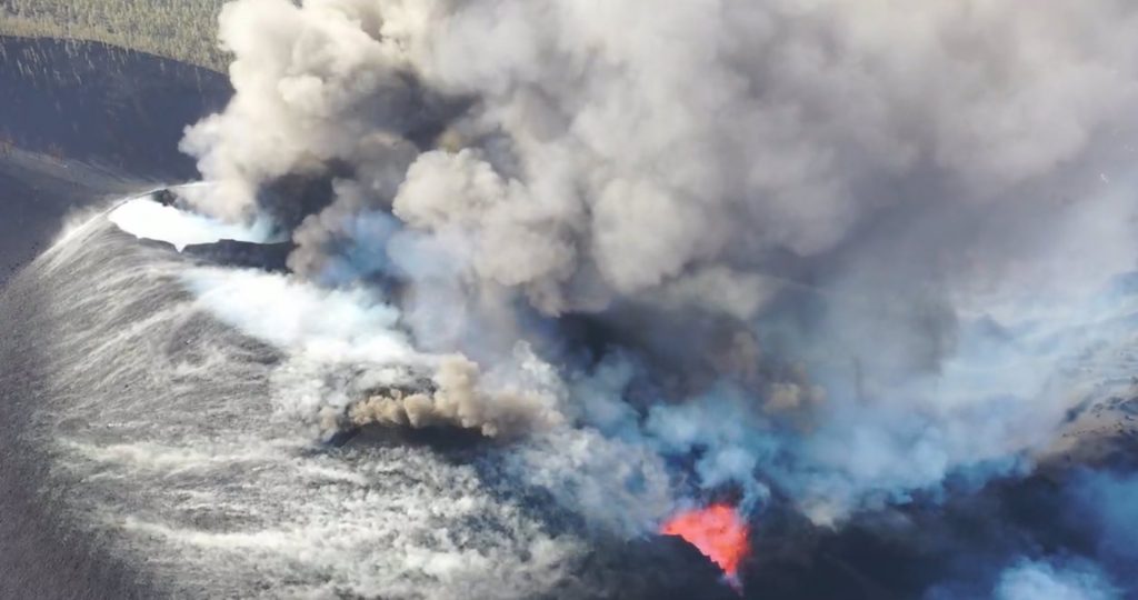 Surge un nuevo foco de emisión en el volcán de La Palma