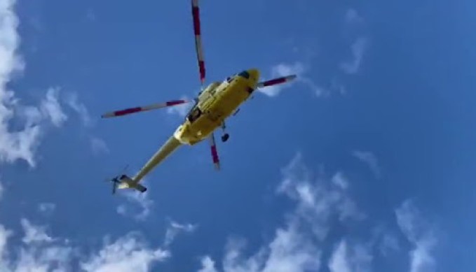 Rescatadores del helicóptero del GES izaron a los dos afectados al aparato para evacuarlos a una zona segura