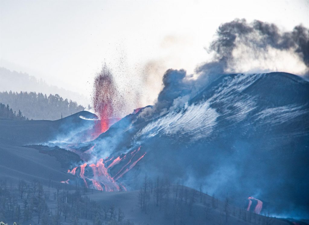 Nuevas coladas de lava avanzan hacia el noroeste causando nuevos daños