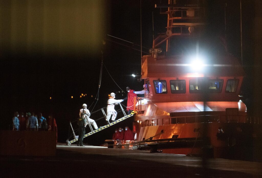Dos fallecidos en una neumática con 53 personas a bordo cerca de Fuerteventura