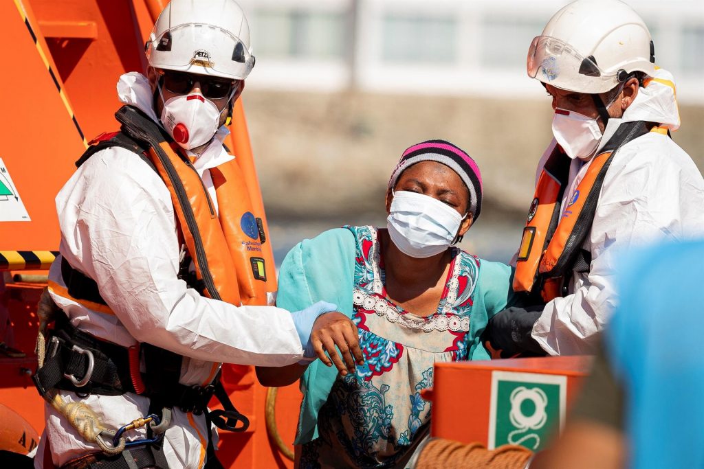 Rescatan a 178 personas en cuatro embarcaciones y recuperan el cadáver de una mujer en el mar