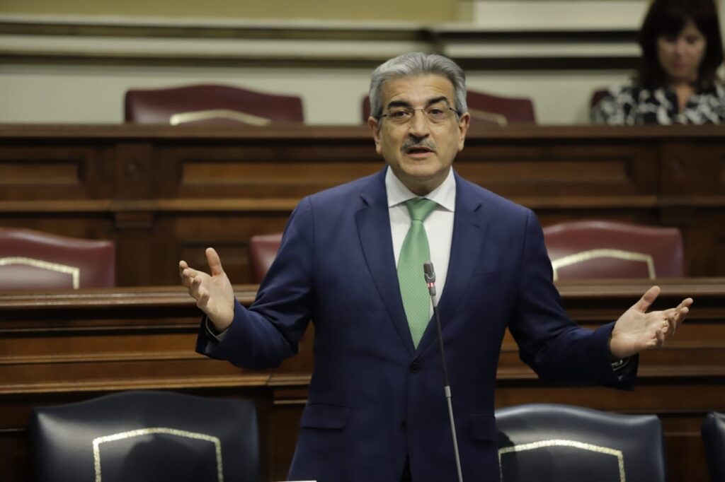Rodríguez defiende un presupuesto "prudente y realista" para afrontar "el peor trienio" de Canarias
