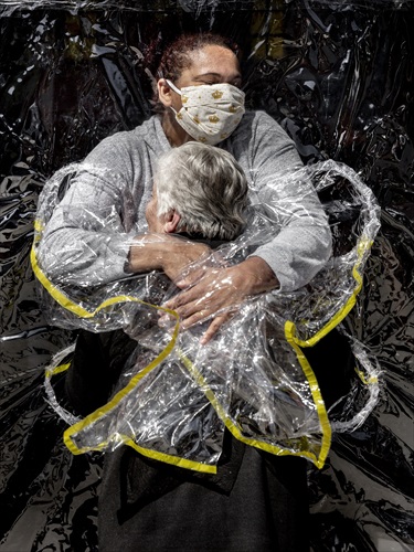 El abrazo entre una mujer y una enfermera tras cinco meses de pandemia se alza con el 'World Press Photo del Año'