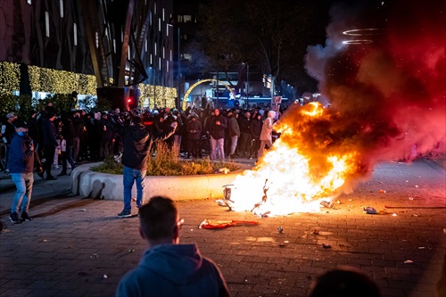 Disturbios y enfrentamientos en Rotterdam durante las protestas contra las nuevas restricciones por la pandemia