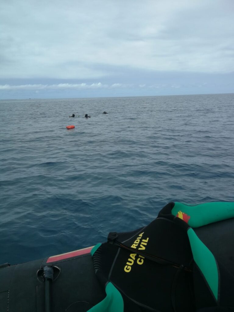 Recursos de emergencia ha reanudado este domingo el dispositivo de búsqueda de un posible cuerpo flotando en el mar en Telde 