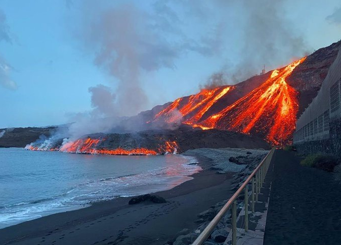 Estudian el impacto de la lava en el mar cerca de las fajanas