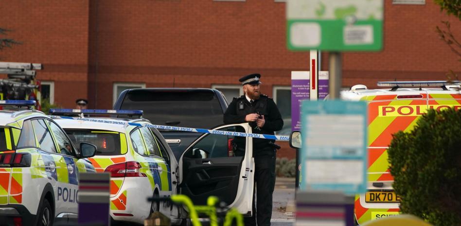 Al menos un muerto y un herido por la explosión de un coche frente a un hospital de Liverpool