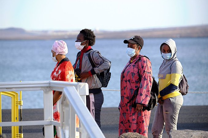Llegan a Lanzarote 44 migrantes rescatados por Salvamento
