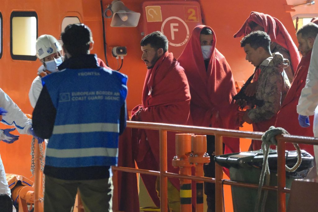 Rescatan a 32 migrantes de una patera al sur de Gran Canaria