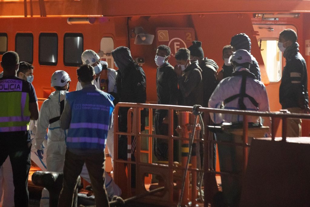 Rescatan a 374 migrantes en siete pateras durante la noche en Canarias