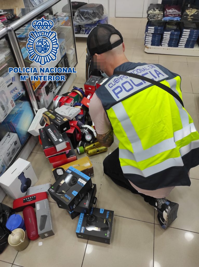 Detenidas 7 personas en el sur de Tenerife por vender productos falsificados 
