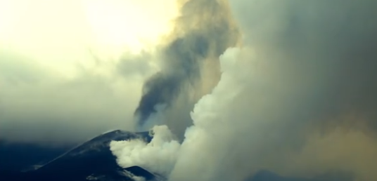 La energía del volcán sigue en descenso pero la erupción no acabará a corto plazo