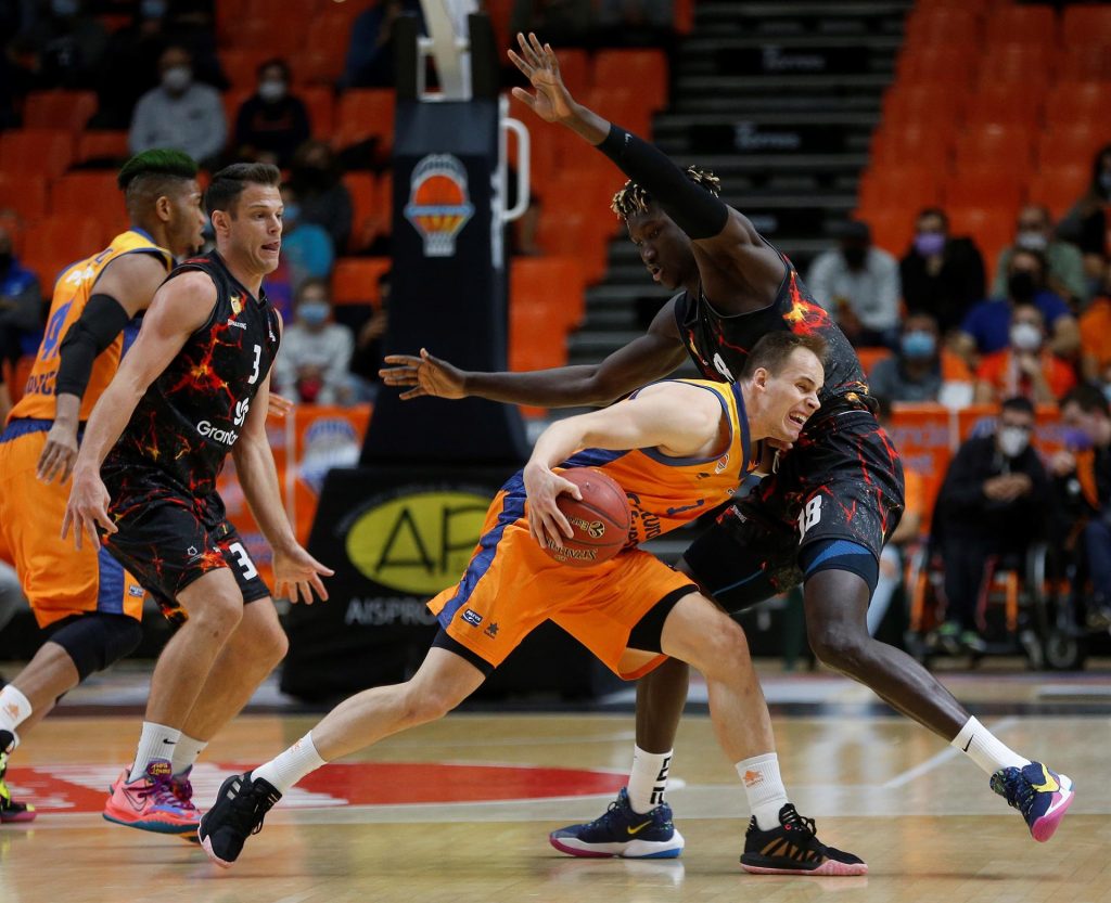El Gran Canaria se impone al Valencia Basket con un gran trabajo de equipo (89-90)