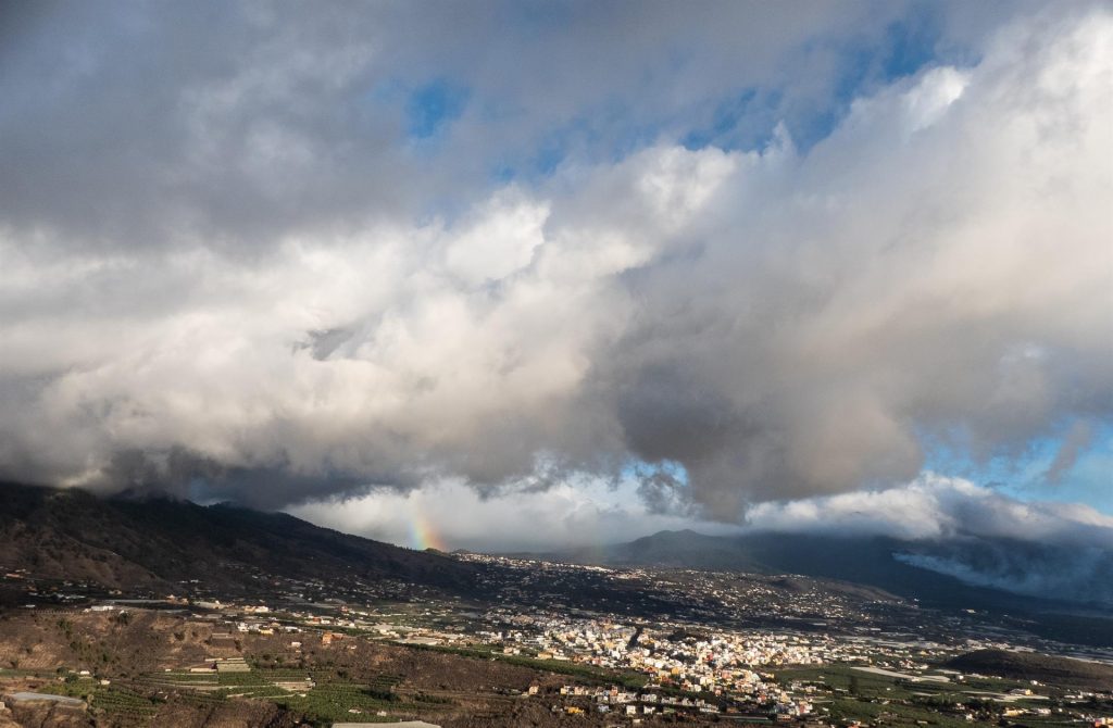 El aeropuerto de La Palma sigue inoperativo este sábado por la acumulación de ceniza
