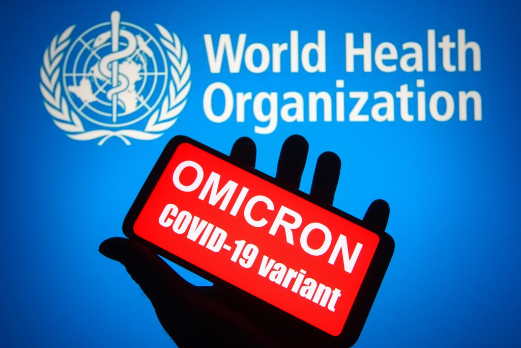 La OMS advierte de que ómicron tiene un riesgo global de propagación "alto" y pide a los países preparación