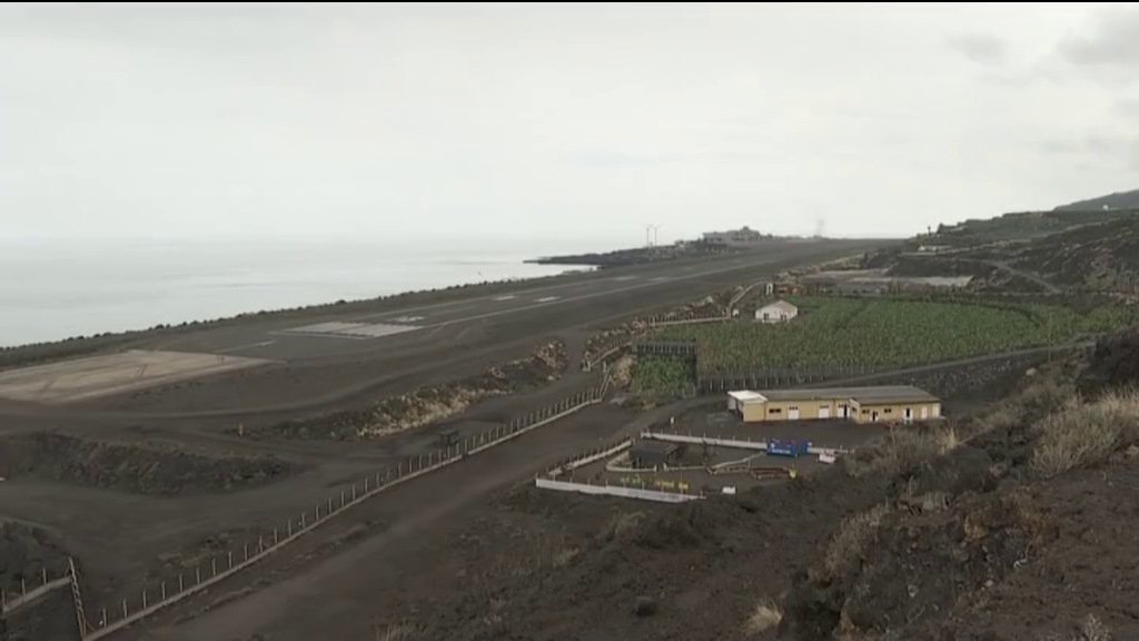 El aeropuerto de La Palma está inoperativo este viernes por la acumulación de ceniza