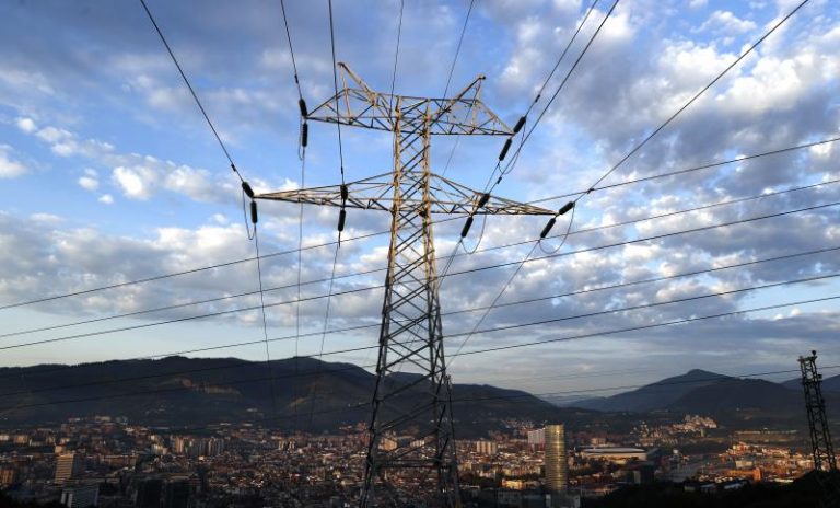 La luz sube hasta 383,67 euros/MWh y marcará este jueves un nuevo récord
