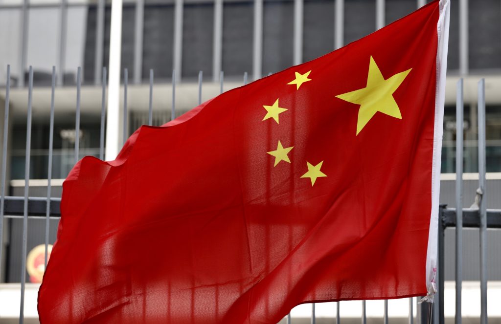 China afirma que "tomará medidas" para proteger sus empresas tras el veto de EEUU a las importaciones