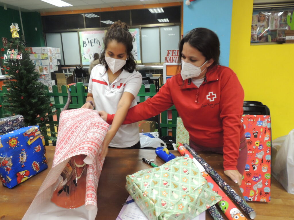 Cruz Roja amplía su campaña de Navidad en La Palma por la emergencia social