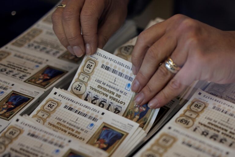 Largas colas en la administración que dio ‘el Gordo’ en Gran Canaria