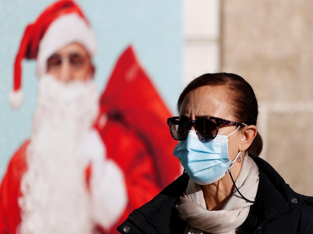 España comienza la Navidad con mascarilla en exteriores y récord de contagios