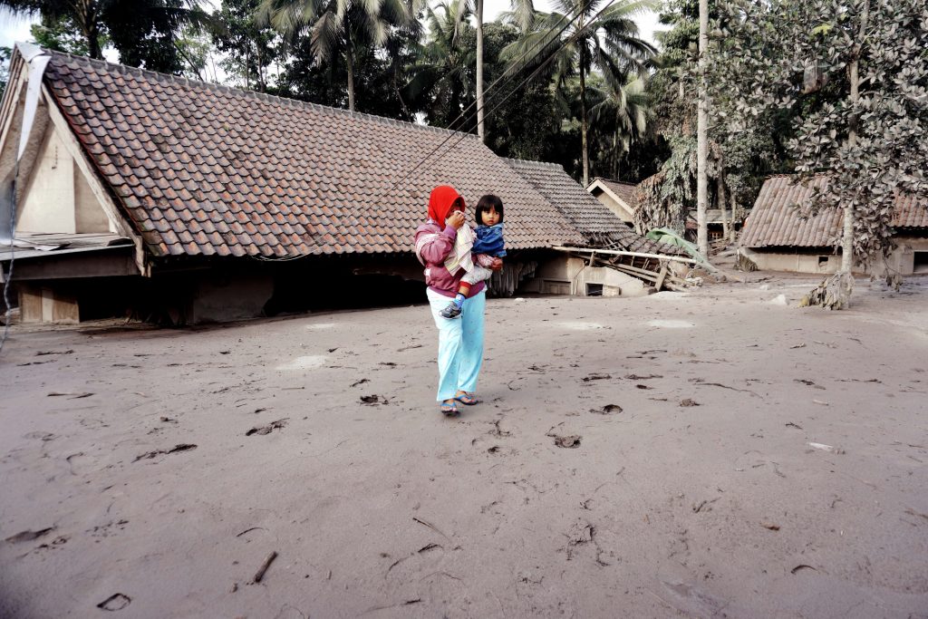 Se elevan a 15 los fallecidos por la erupción del volcán Semeru en Indonesia