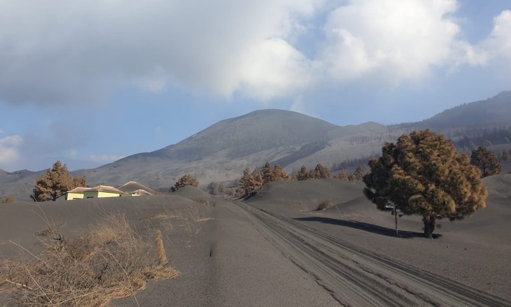 La actividad del volcán disminuye, aunque los expertos piden prudencia