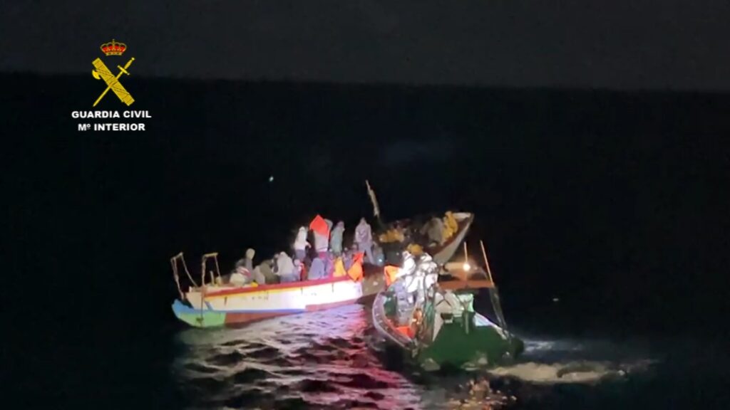 Encuentran 40 cadáveres de emigrantes subsaharianos en playas de Mauritania
En la imagen, el rescate de un cayuco a la deriva a 160 millas de Nouadhibou (Mauritania) GUARDIA CIVIL 21/12/2021