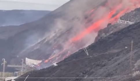 La lava está a 180 metros de la nueva carretera de Puerto Naos