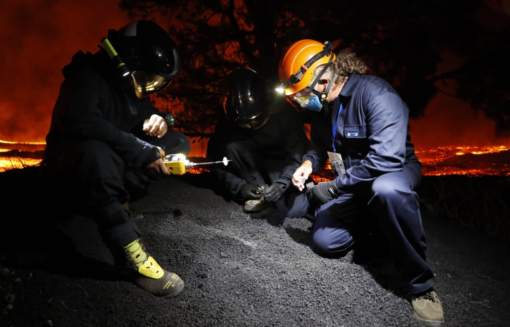 El Gobierno aumentará medios para detectar los gases del volcán