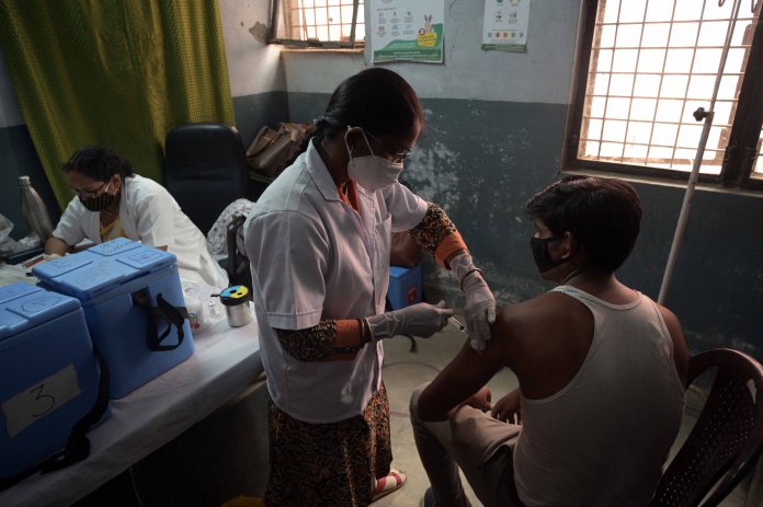 Las autoridades sanitarias del país han informado de que más de 6,2 millones de guatemaltecos ya cuentan con una dosis de la vacuna