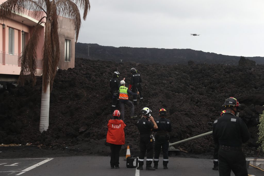 Buenos resultados en el primer día de retirada de lava en el cruce de La Laguna