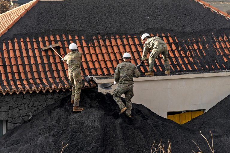 Economía abona más de un millón de euros a 80 empresas y autónomos afectados por el volcán