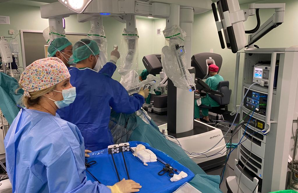 El asistente robótico Da Vinci ayuda a operar un tumor torácico