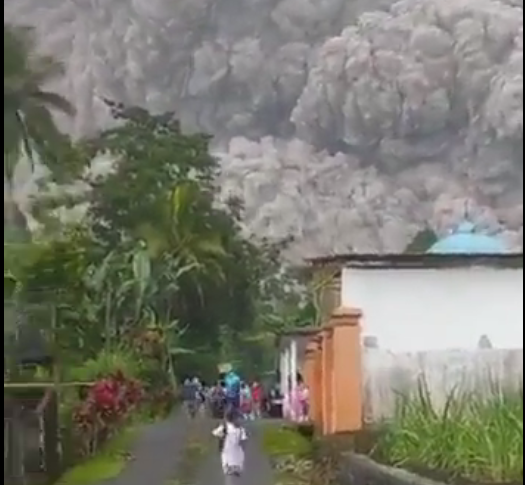 Al menos 39 muertos y 12 desaparecidos por la erupción del volcán Semeru en Indonesia