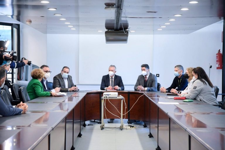 Canarias pide mascarilla en exteriores y aval para limitar la movilidad de noche