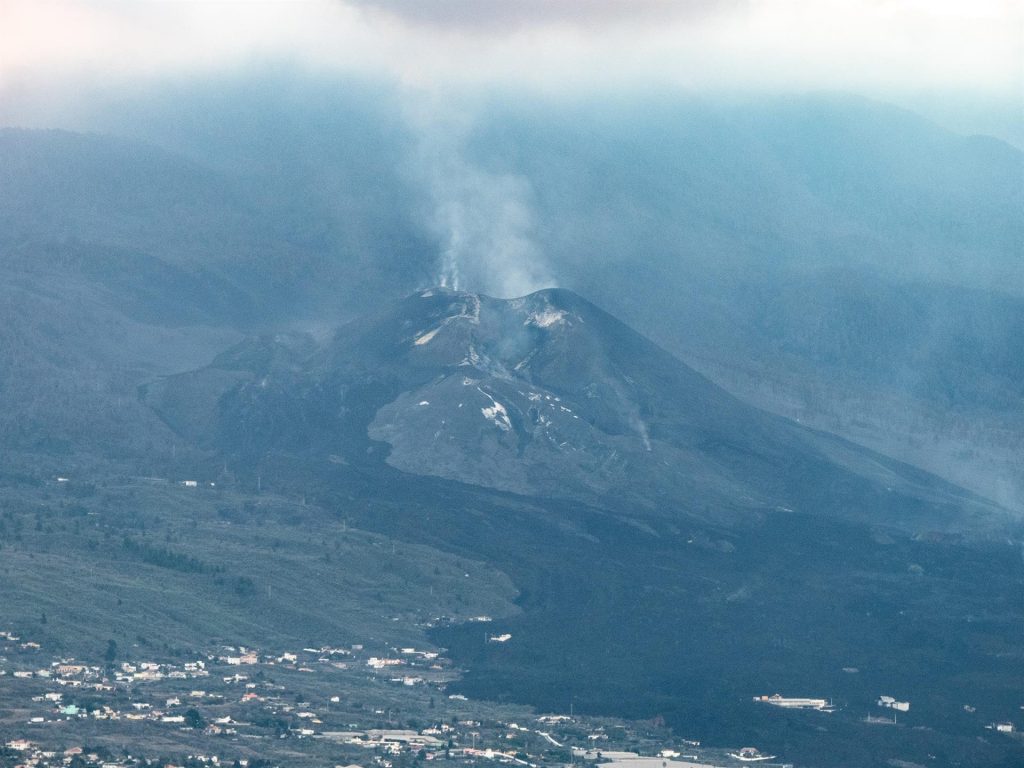 El volcán de La Palma ha emitido tanto material como los 6 que le precedieron