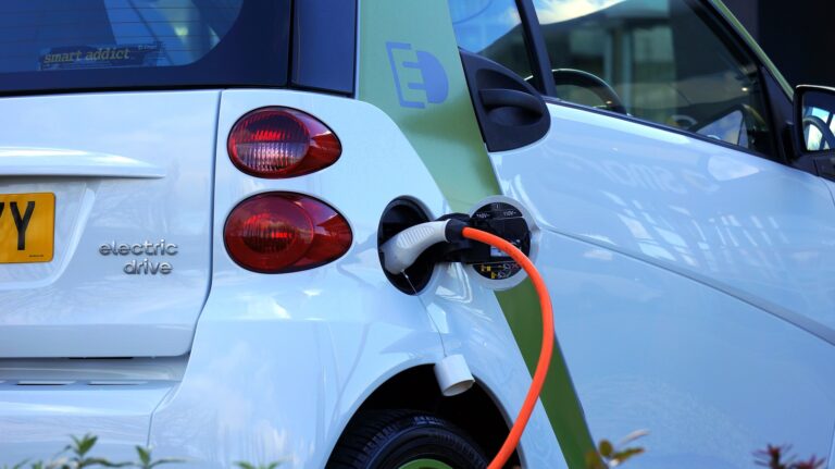 El Gobierno fija las bases para acceder a las ayudas del vehículo eléctrico y conectado
