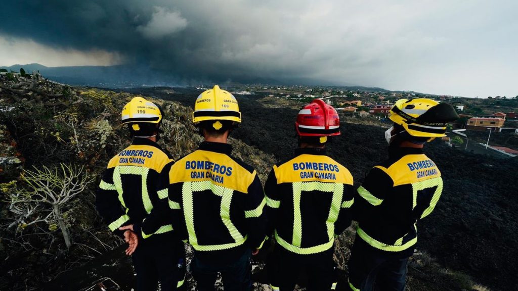 Los bomberos presentan un calendario solidario con La Palma