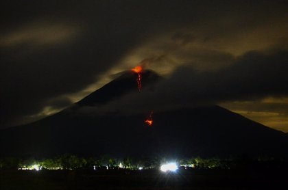 Al menos un muerto y 41 heridos por la erupción del volcán 'Semeru' en Indonesia