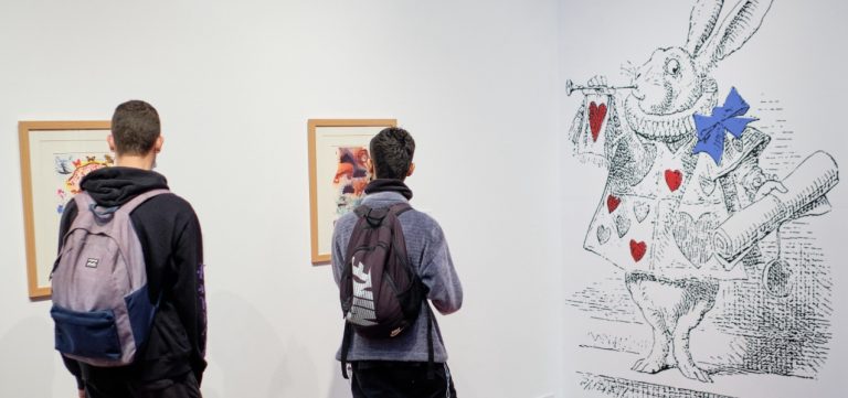 La exposición ‘Alicia en el País de las Maravillas’ fusiona arte y ciencia