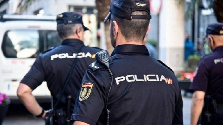 La Policía Nacional detiene a dos hombres que se hicieron pasar por agentes para cometer un robo