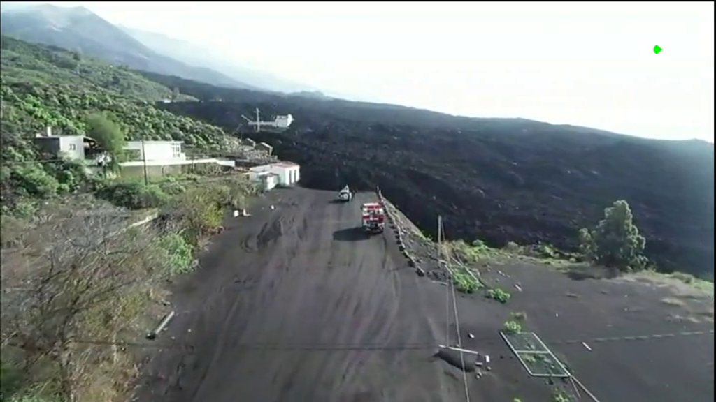 Los técnicos intentarán romper la lava con excavadoras para recuperar los accesos